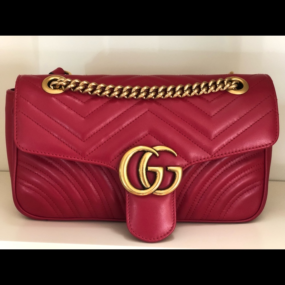 Small GG Marmont chain shoulder bag in Hibiscus Red